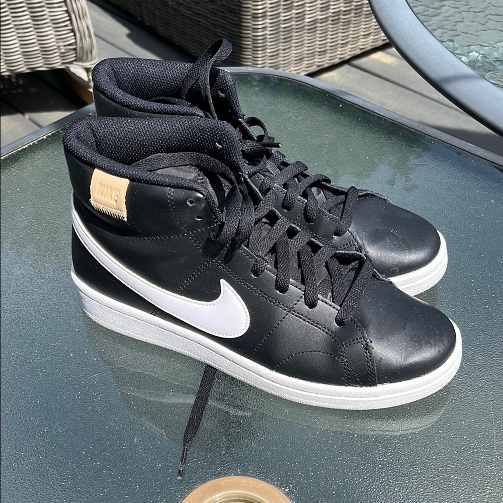 Nike women’s Black High-Top Sneakers